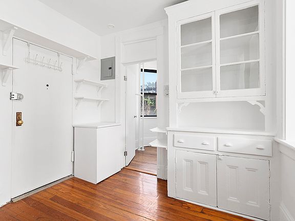 5th image of 348 E 9th St APT 10