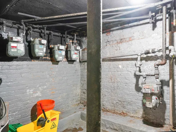 60-46 Putnam Avenue image 31 of 47