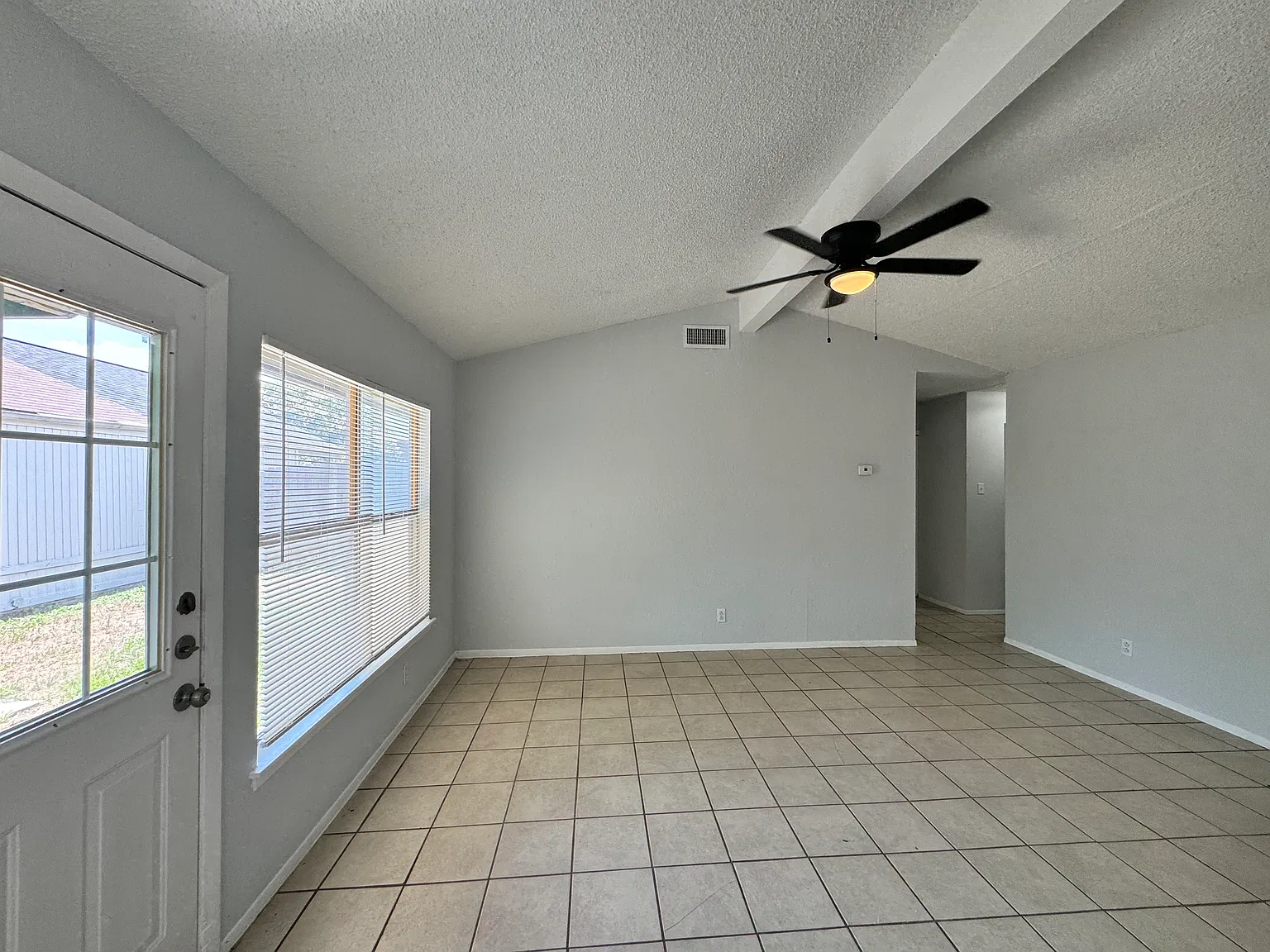 3 bed, 1117 sqft, $1,350 — Photo 2