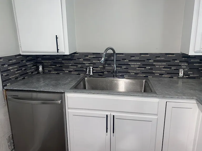 205 E Gleason St — Photo 3
