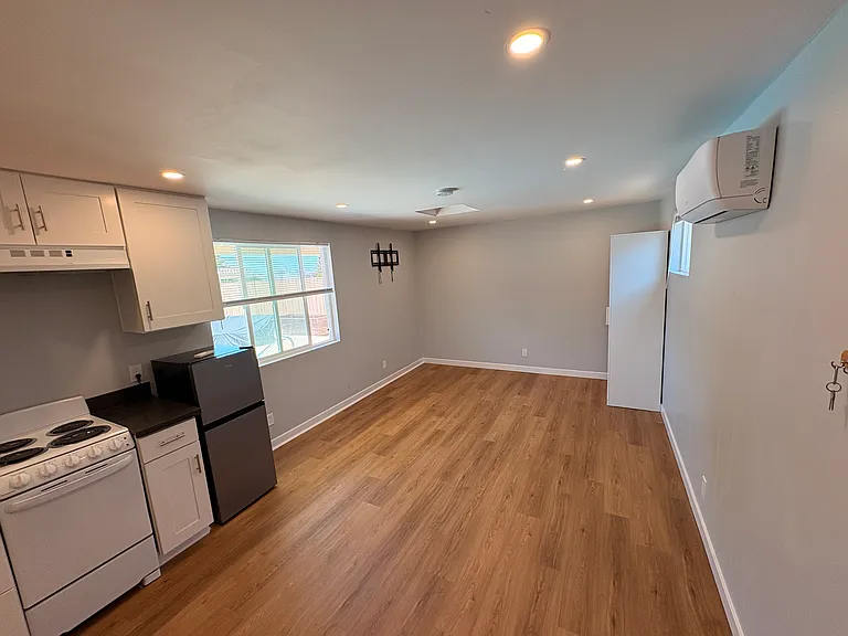 5688 Marne Ave — Photo 8