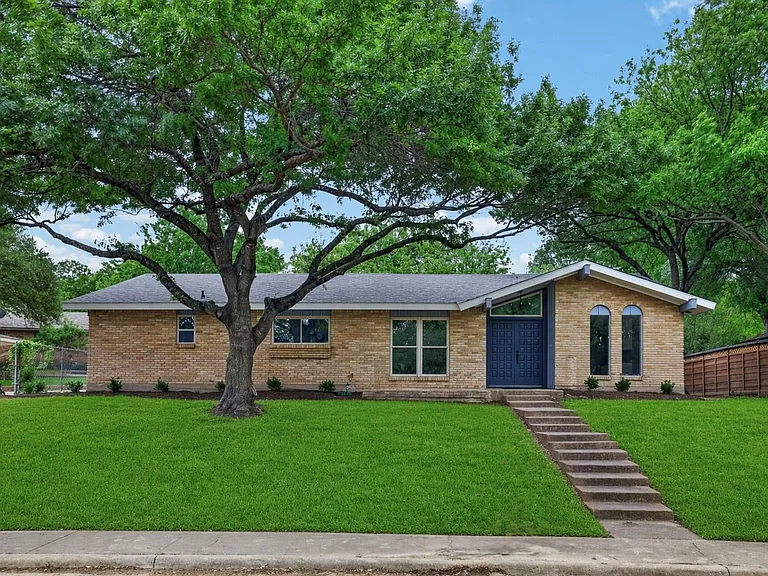 3204 Greenbriar Ln — Photo 1