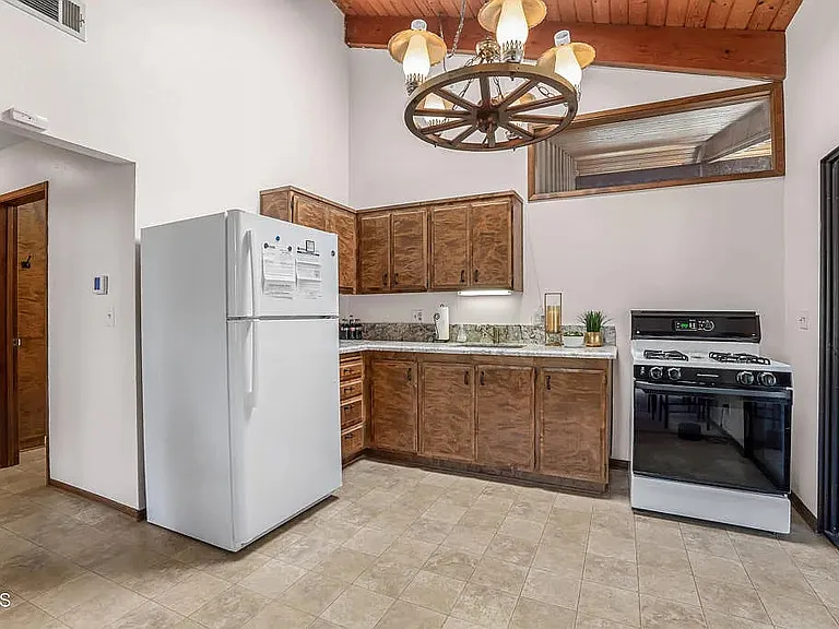 Aspen Ln — Photo 2