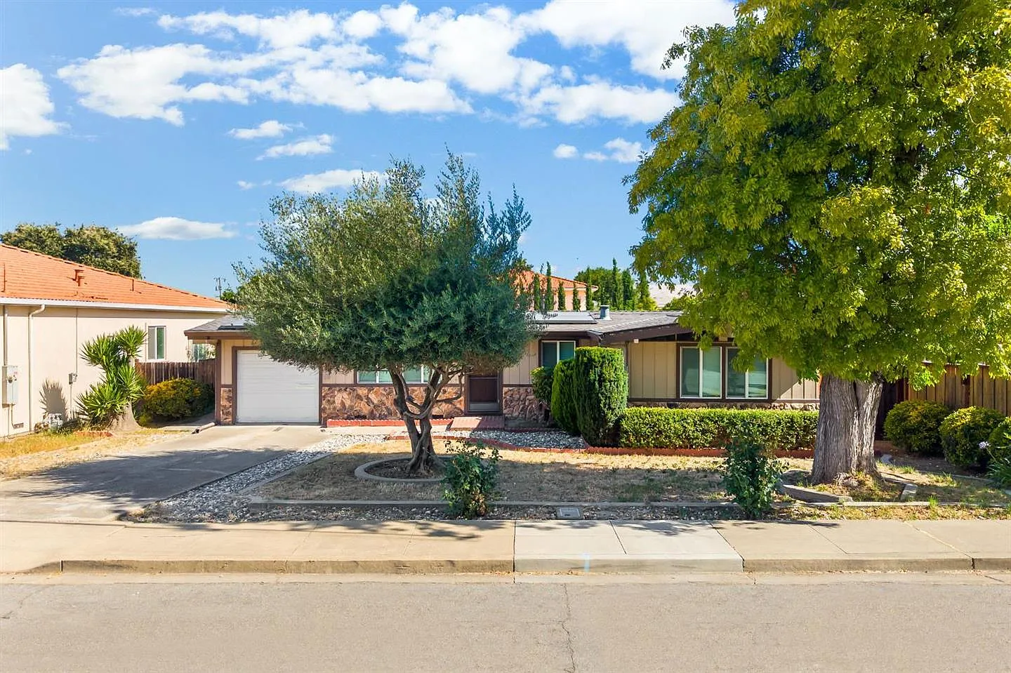 4 bed, 1114 sqft, $4,600 — Photo 1