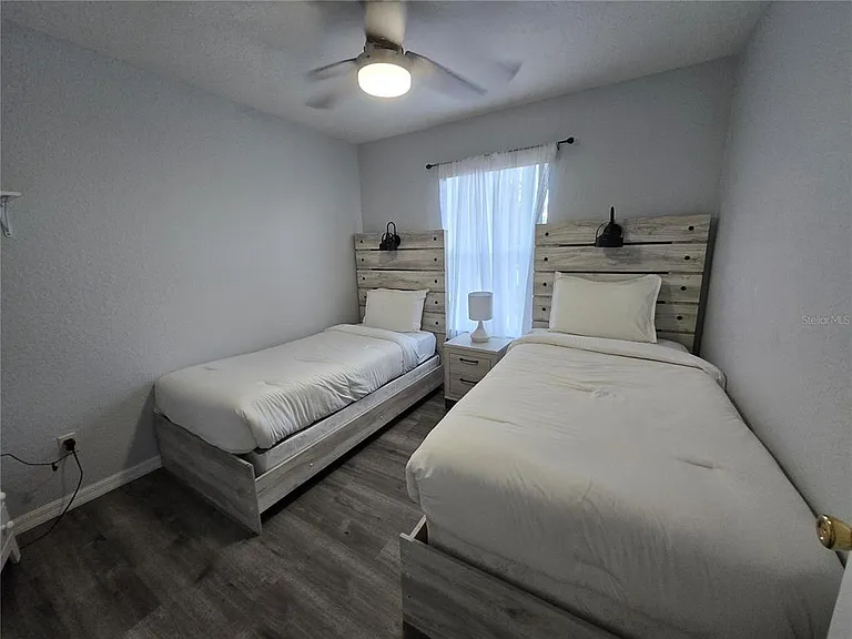 930 Oxford Dr — Photo 34