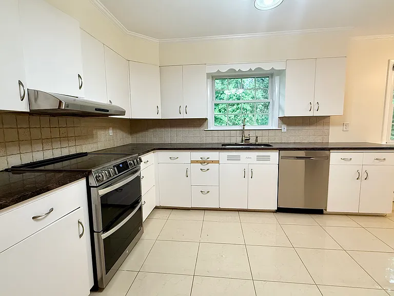 21 Byron Pl — Photo 7