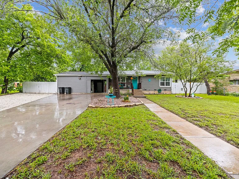 70 Sue Ann Dr — Photo 1