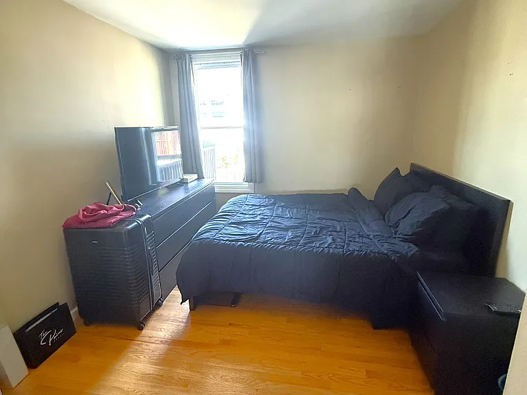 518 E 3rd St #1 — Photo 6