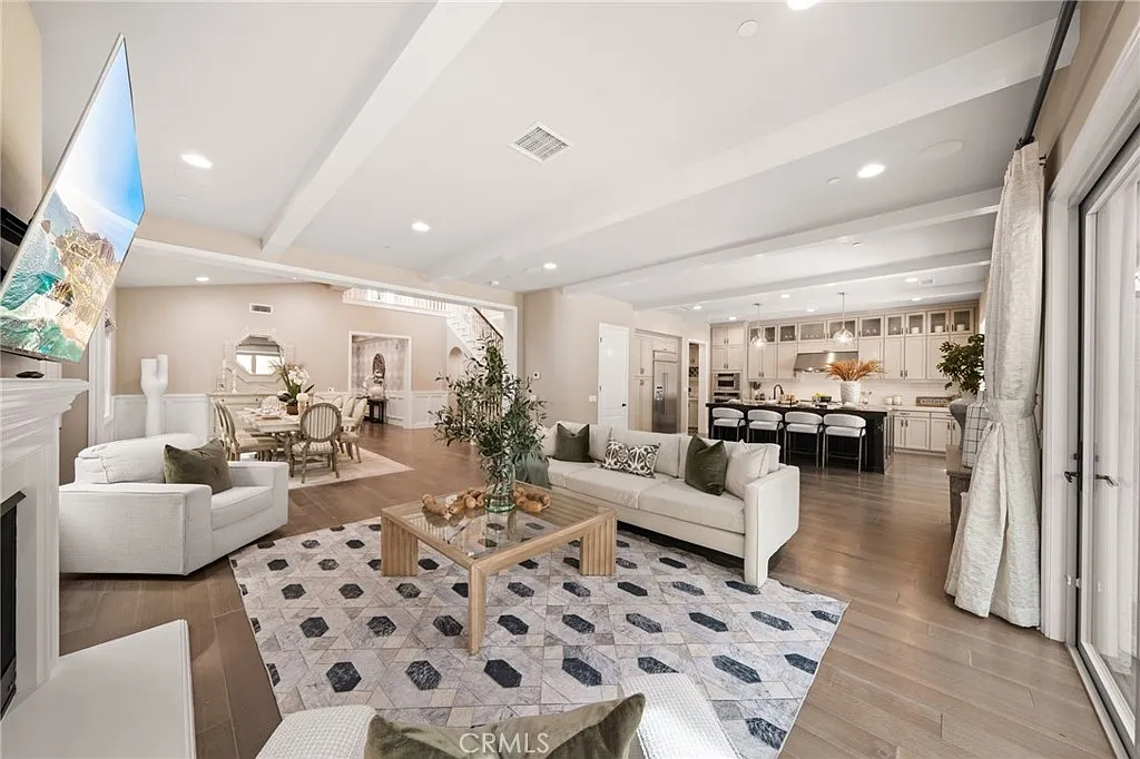 4 bed, 4.5 bath, 4200 sqft, $9,800 — Photo 4
