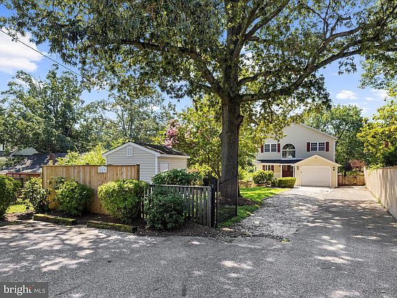 3rd image of 619 Riverside Dr