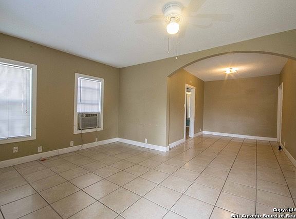 3rd image of 223 E HERMITAGE CT