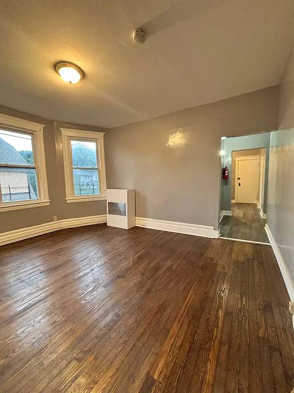 3 bed, 1.0 bath, 1200 sqft, $3,300 — Photo 3
