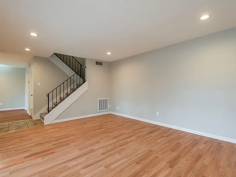 502 Cedartop Ln #B — Photo 4