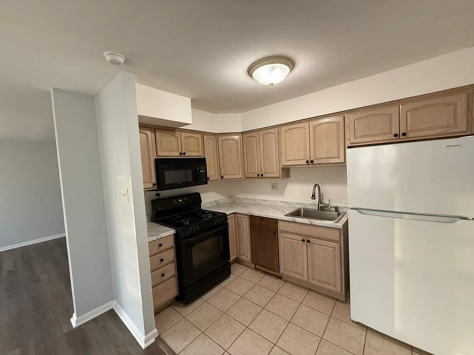 2 bed, 900 sqft, $1,550 — Photo 3