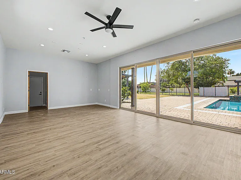 2311 E Colter St — Photo 45