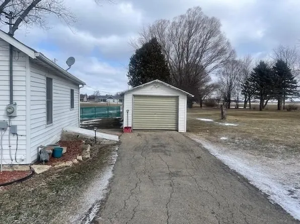 307 E State St, Fox Lake, WI 53933