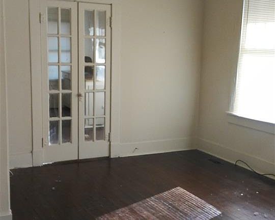 4th image of 415 N Elm St #2