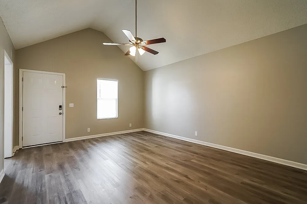 3 bed, 2.0 bath, 1112 sqft, $1,905 — Photo 3