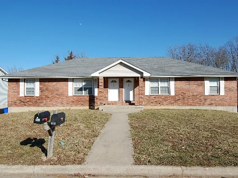 608-610 Curtis Dr — Photo 1