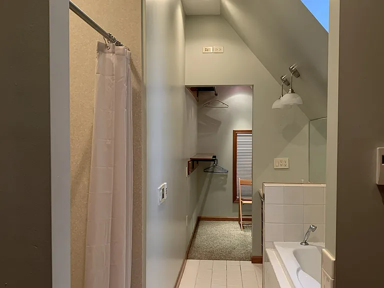 704 E West St — Photo 17