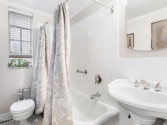 4th image of 444 E 52nd St APT 4E