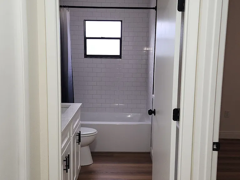 205 14th St W — Photo 2