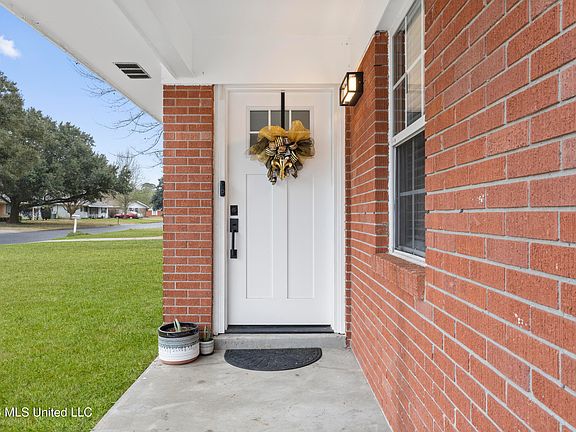 2nd image of 6321 Chaucer Dr