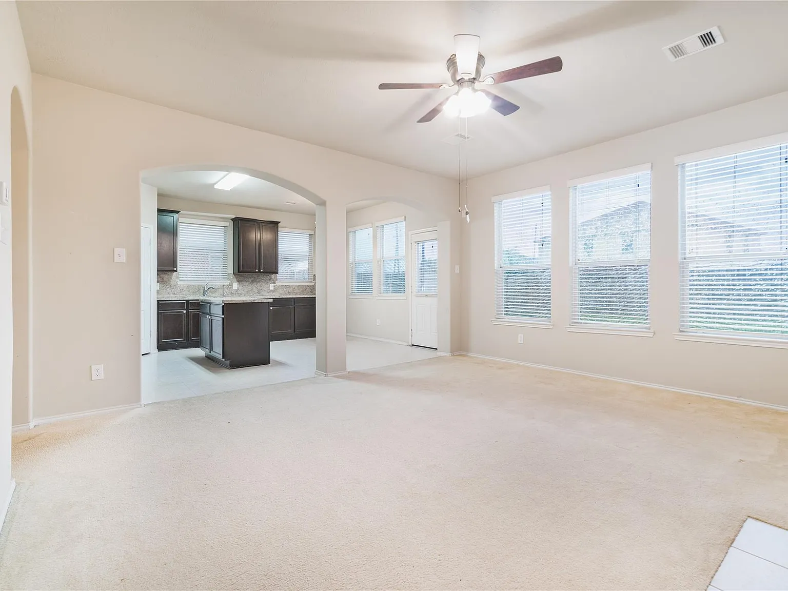 4 bed, 2.5 bath, 2814 sqft, $2,380 — Photo 4