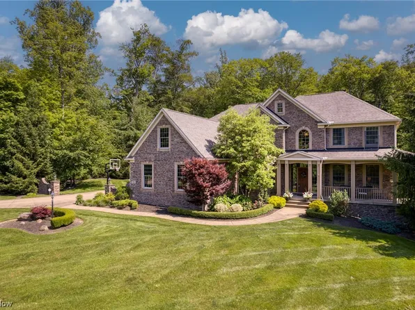7995 Woodberry Blvd, Chagrin Falls, OH 44023