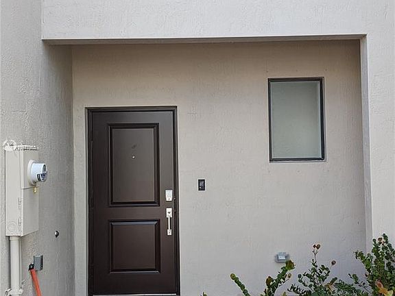 4th image of 402 NE 212th St #10