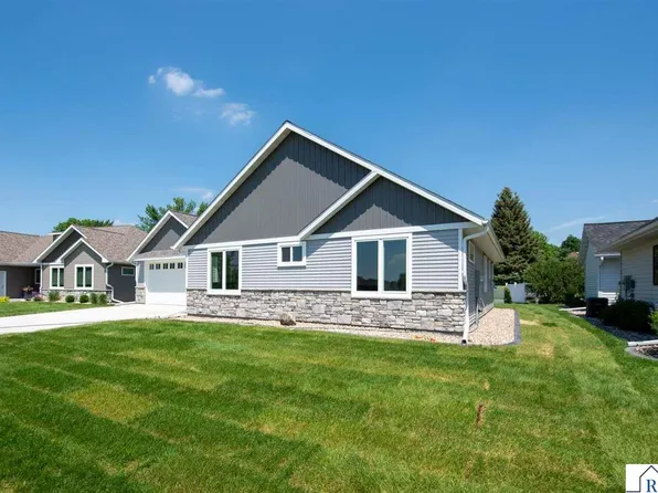 216 Dancing Waters Cir, Mankato, MN 56001