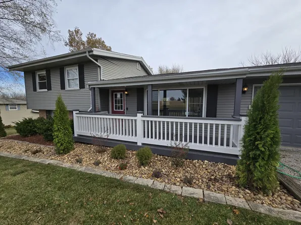 8398 Surrey Cir, Bloomington, IL 61705