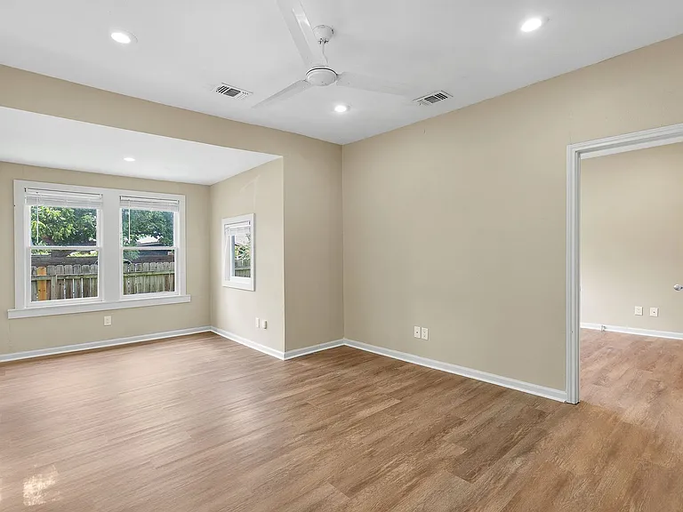 333 W Hutchison St — Photo 3