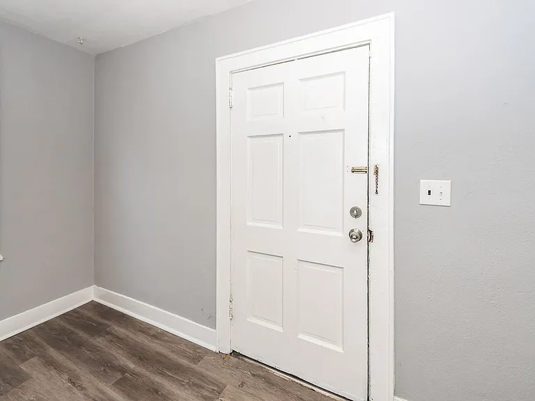 2620 Woodlawn Ave — Photo 4