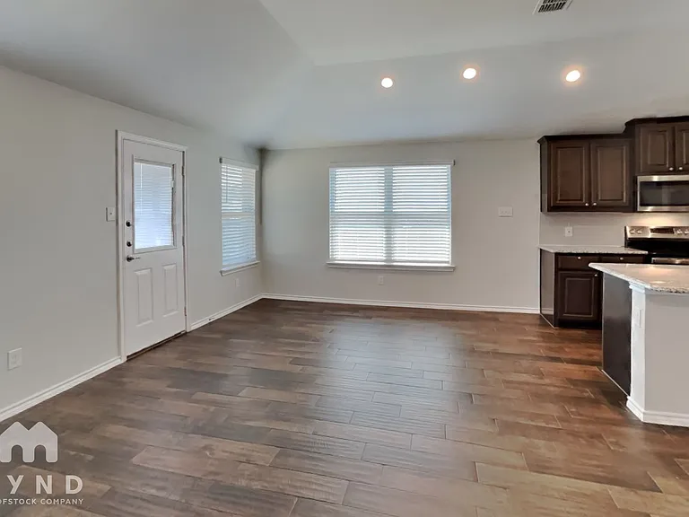 529 Paloma St — Photo 9