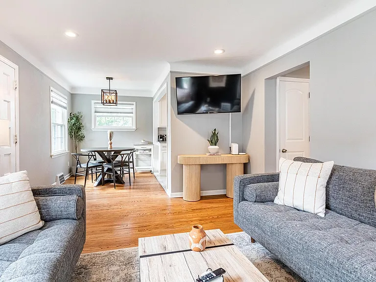 2399 Bacon Ave — Photo 8