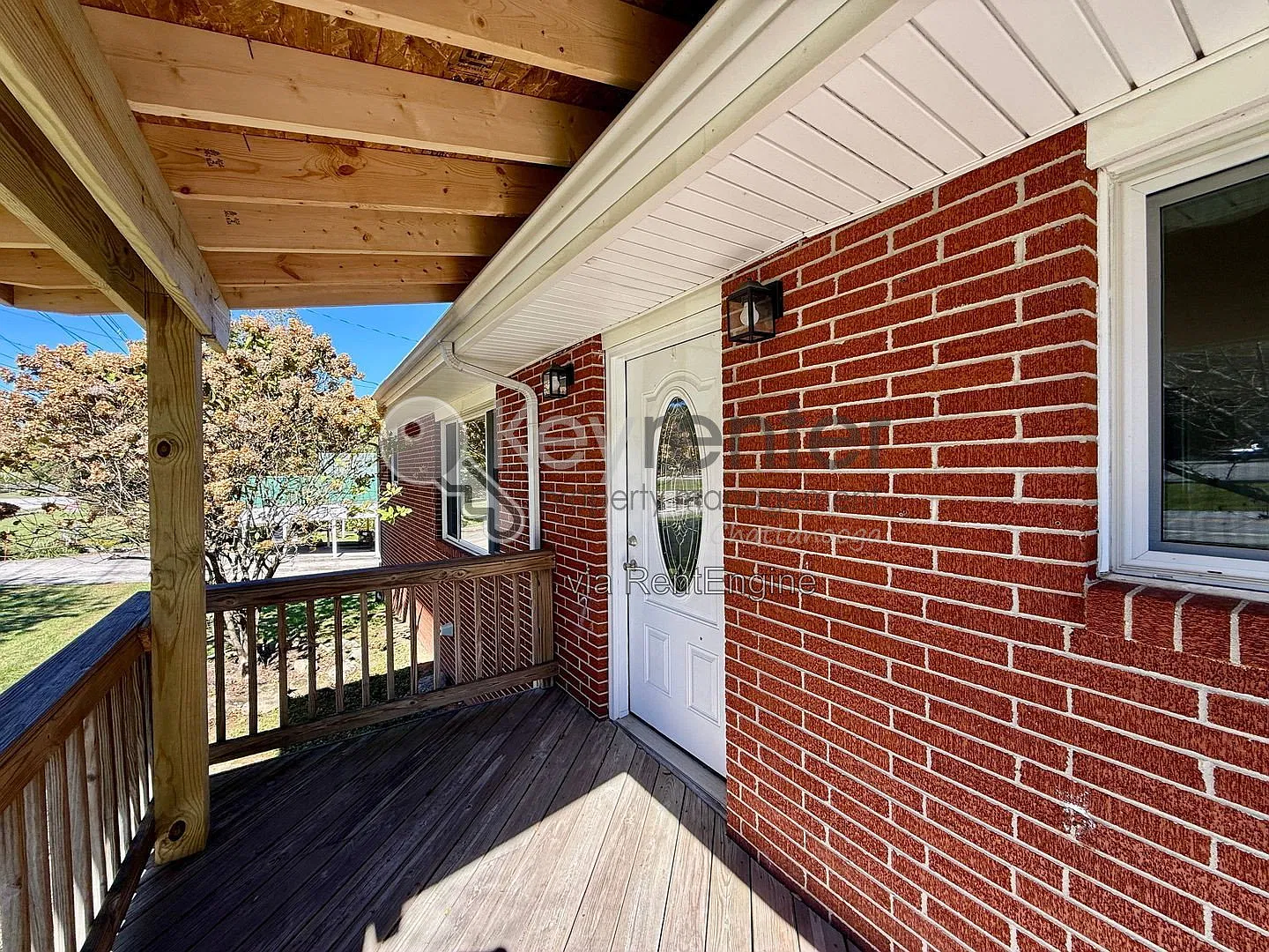 4 bed, 2.5 bath, 2318 sqft, $2,000 — Photo 2
