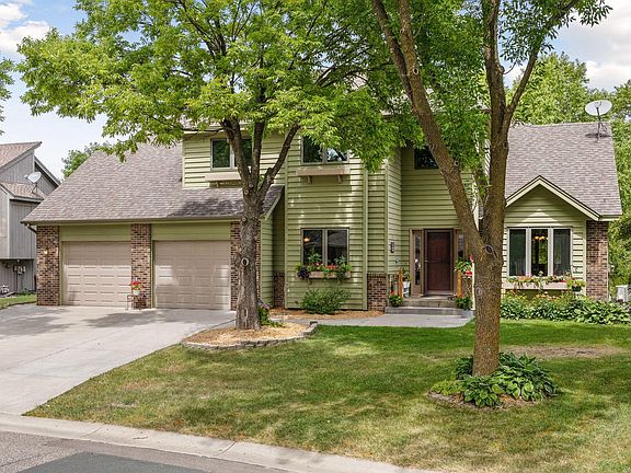 3rd image of 1340 Woodlawn Cir