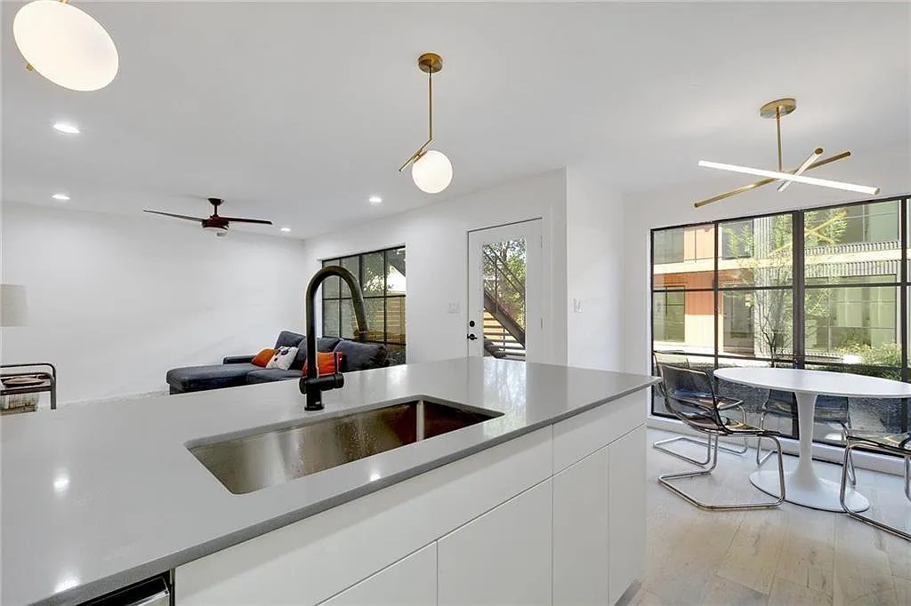 2 bed, 955 sqft, $2,450 — Photo 3