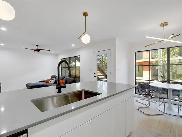 400 E 30th St #204 — Photo 3