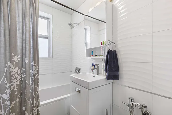 Sold by Thomas Lipovetsky, LREB | media 21