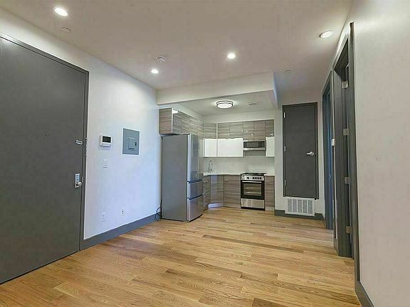 3rd image of 182 Jefferson St #4E