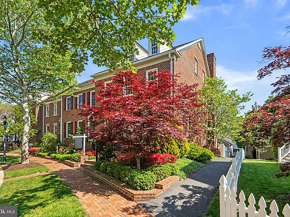3rd image of 3 Kent Gardens Cir