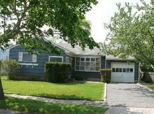 30 Lee Ave, Babylon, NY 11702