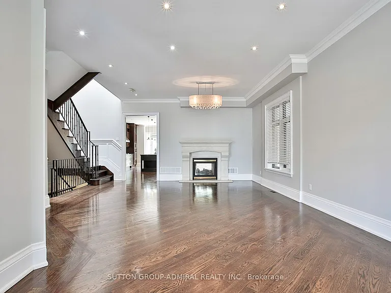 21 Dunblaine Ave — Photo 4