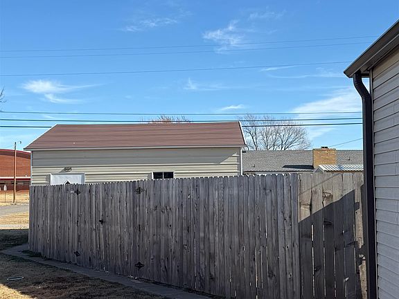 5th image of 924 N Prouty Ave