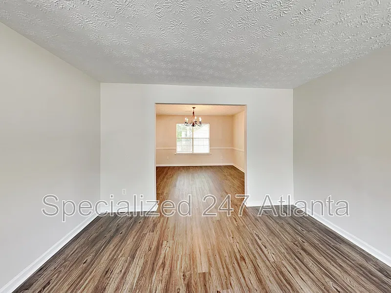 4 bed, 2.5 bath, 2680 sqft, $2,095 — Photo 3
