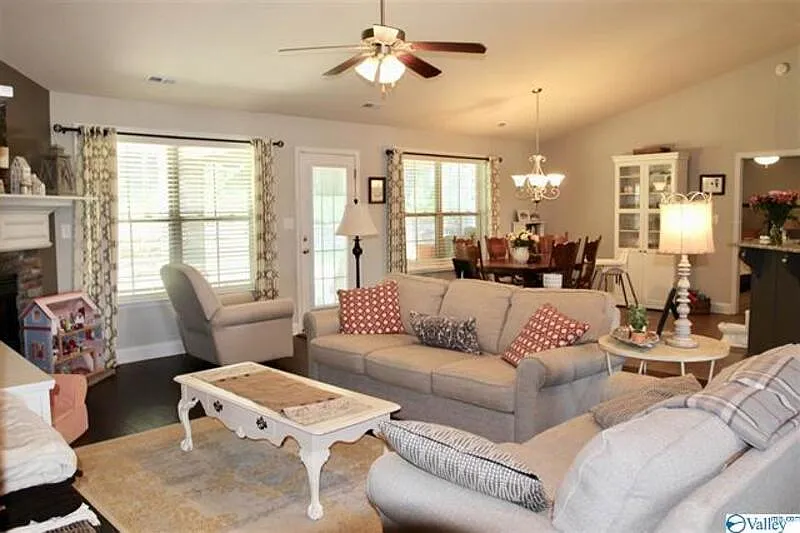3 bed, 2.0 bath, 1956 sqft, $1,900 — Photo 2