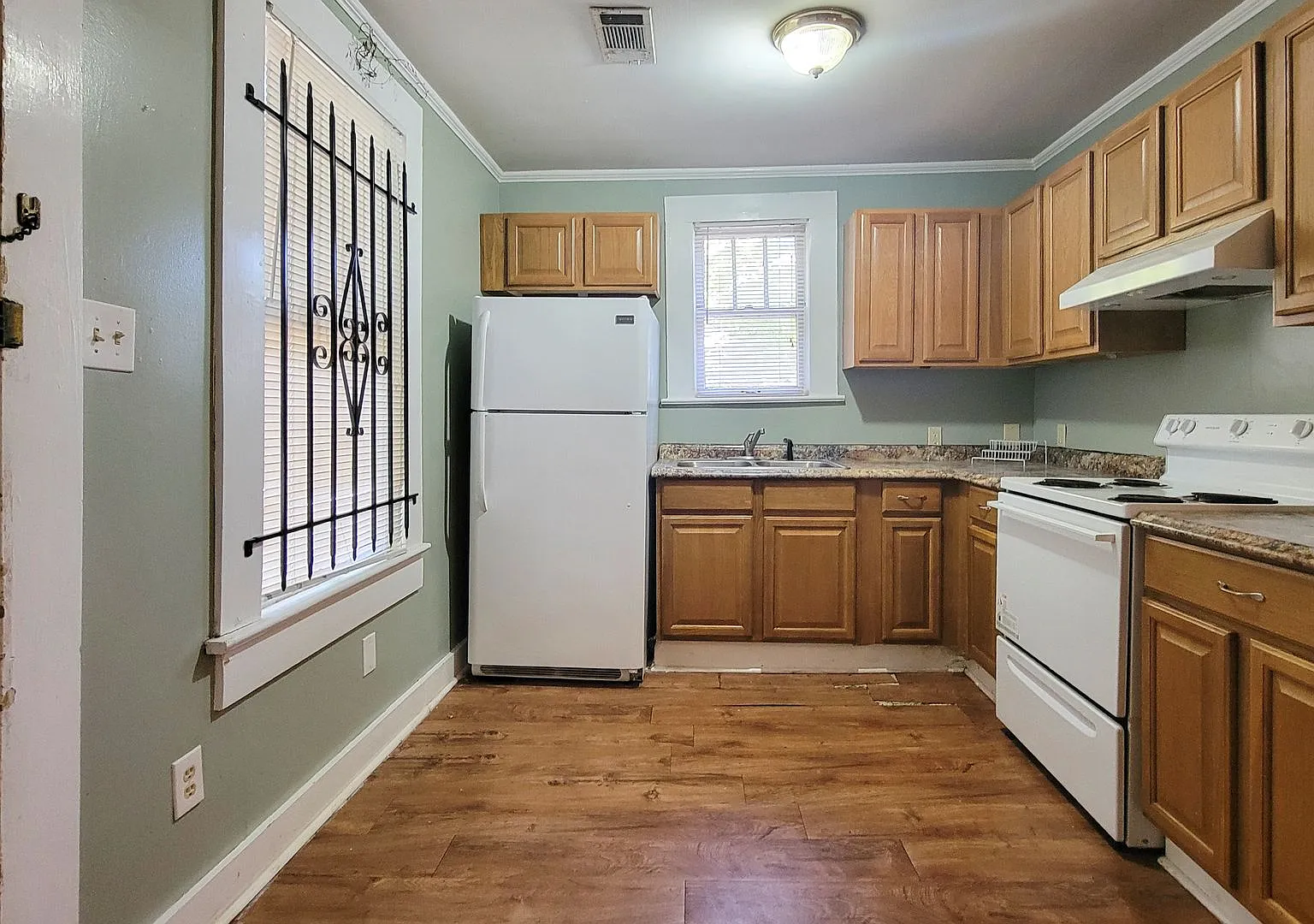 Large 2/1 Garage Apt on Flowers — Photo 4