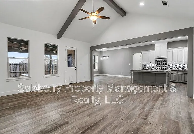 121 Cedar Ln — Photo 2